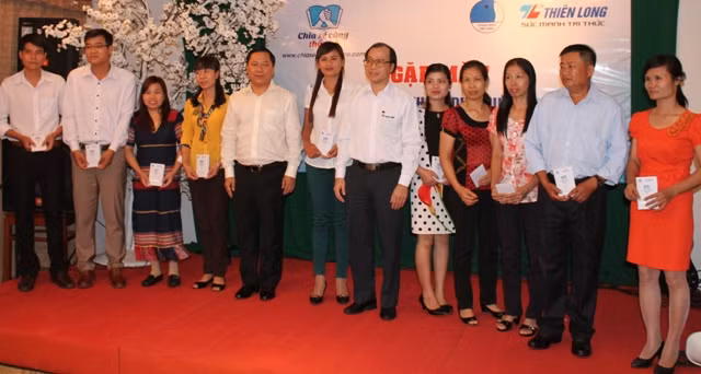 Các thầy cô nhận quà của chương trình.