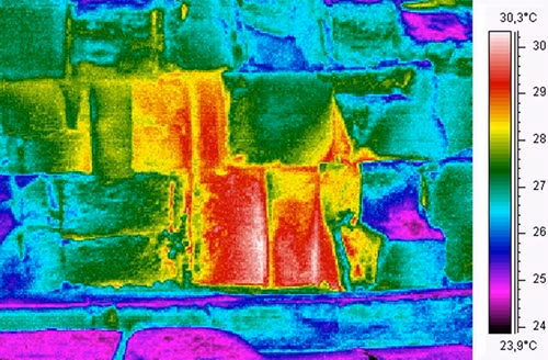 Dấu hiệu nhiệt bất thường màu đỏ bên trong kim tự tháp Lớn cho thấy có thể tồn tại những khoảng trống hoặc những vật liệu khác nằm giữa các tảng đá. 
