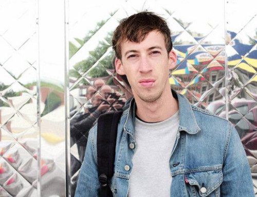 Nhà thiết kế đồ họa người Pháp Jullien. nguon-goc-cua-hinh-ve-peace-for-paris-lan-truyen-khap-the-gioi-1