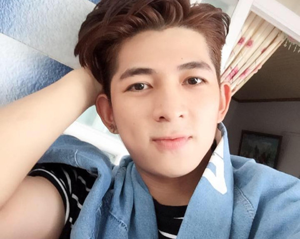 “Hot boy 6 múi” bán bánh tráng trộn khiến phái nữ “xuýt xoa“