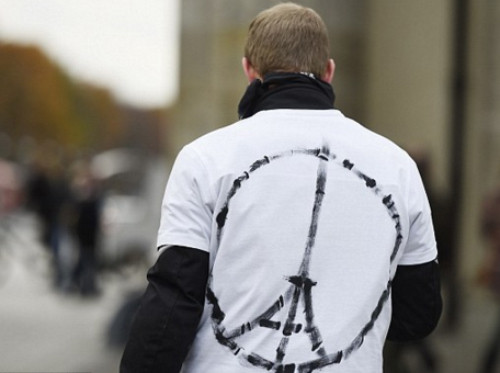 Biểu tượng hòa bình xuất hiện trên hàng trăm chiếc áo phông... nguon-goc-cua-hinh-ve-peace-for-paris-lan-truyen-khap-the-gioi-4