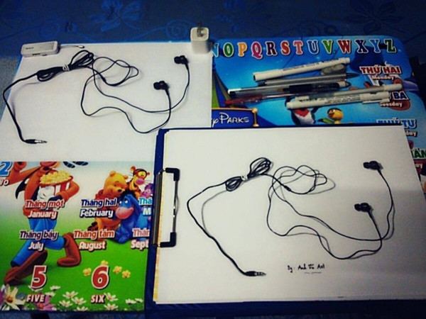 Thoạt nhìn, khó thể nhận ra đâu là dây tai nghe thực và đâu là tranh. Thoạt nhìn, khó thể nhận ra đâu là dây tai nghe thực và đâu là tranh.