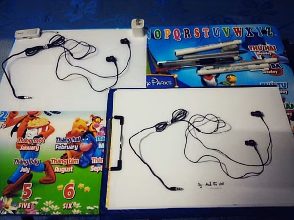 Thoạt nhìn, khó thể nhận ra đâu là dây tai nghe thực và đâu là tranh. Thoạt nhìn, khó thể nhận ra đâu là dây tai nghe thực và đâu là tranh.