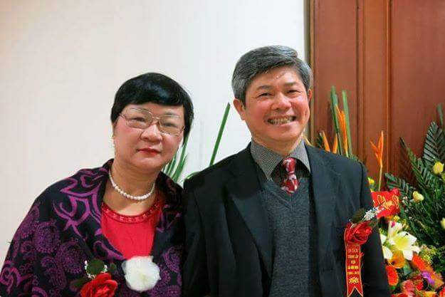 Hình ảnh nữ cựu chiến binh Lê Thị Mộng Phượng năng động ở tuổi 65 bên đồng nghiệp - TS Nguyễn Hữu Minh - Phó Viện trưởng Viện Xã hội học