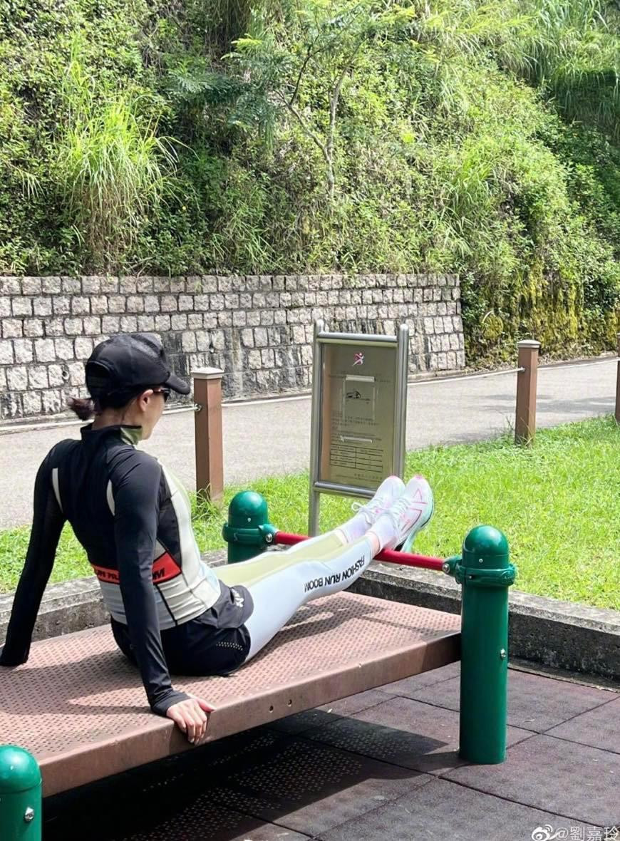 Với Lưu Gia Linh, tập luyện thể dục, thể thao đều đặn cũng chính là bí quyết để duy trì sắc vóc trẻ đẹp tự nhiên lại ít tốn kém tiền bạc Với Lưu Gia Linh, tập luyện thể dục, thể thao đều đặn cũng chính là bí quyết để duy trì sắc vóc trẻ đẹp tự nhiên lại ít tốn kém tiền bạc