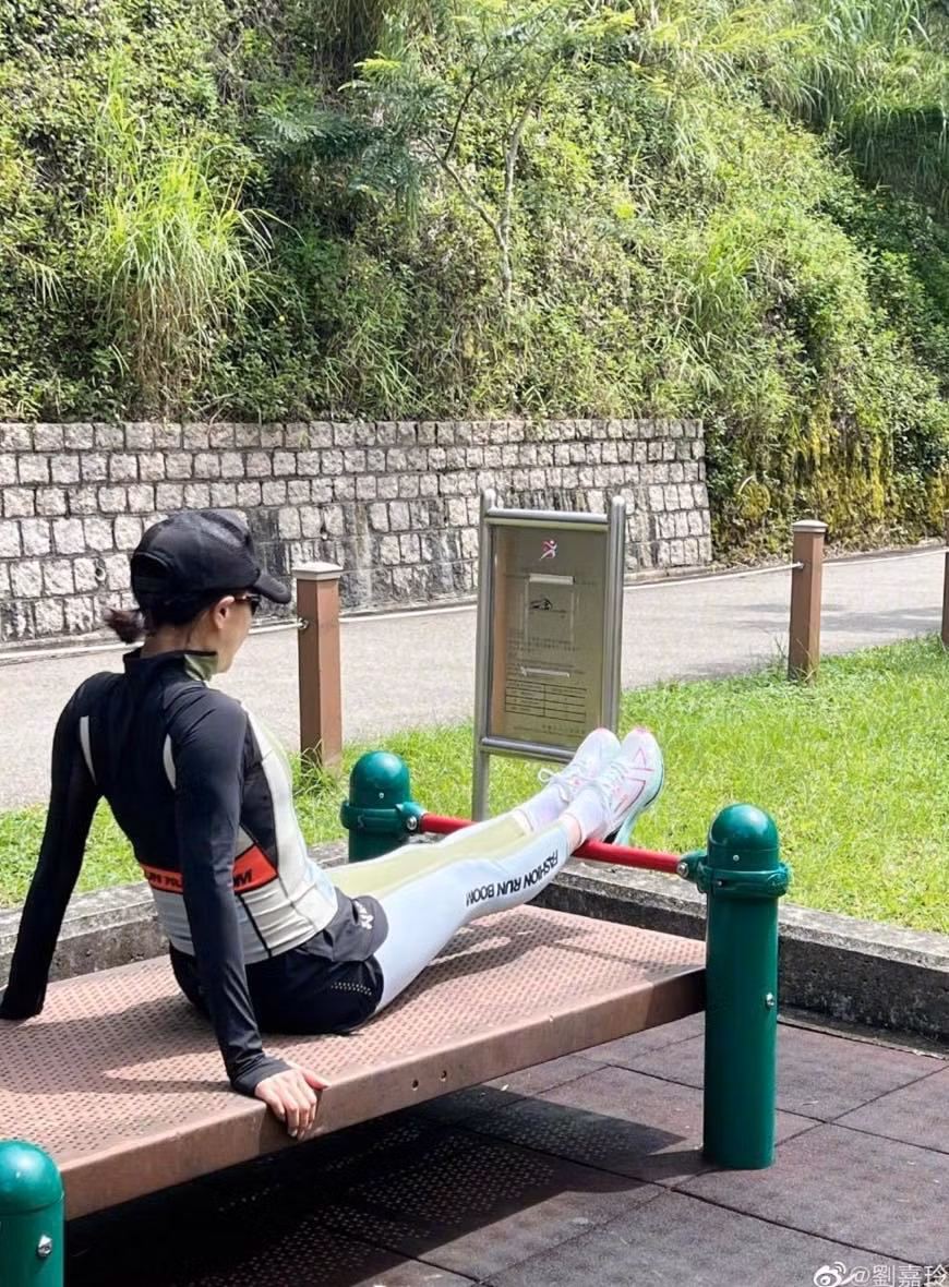 Với Lưu Gia Linh, tập luyện thể dục, thể thao đều đặn cũng chính là bí quyết để duy trì sắc vóc trẻ đẹp tự nhiên lại ít tốn kém tiền bạc