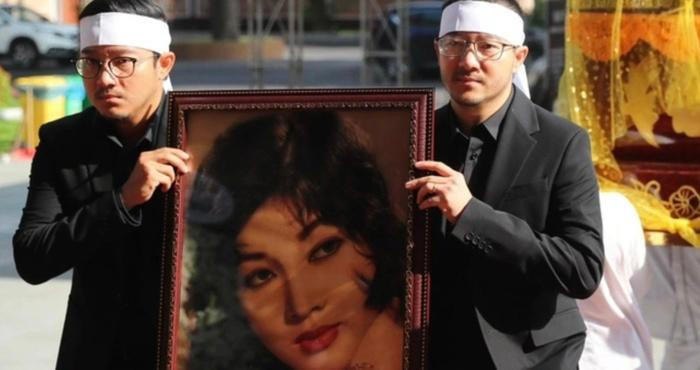 Linh cữu Thẩm Thúy Hằng được đưa đến Nhà tang lễ Bộ Quốc phòng.