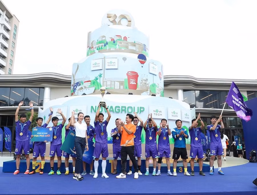 Đoàn thể thao N-I-T (Nova Industry và Nova Tech) đã xuất sắc giành huy chương vàng bộ môn bóng đá nam.