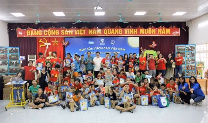 Các em nhỏ tại Trung tâm phục hồi chức năng Việt-Hàn đã có một buổi vui trung thu ấm áp và rộn ràng cùng Quỹ sữa Vươn cao Việt Nam và Vinamilk.