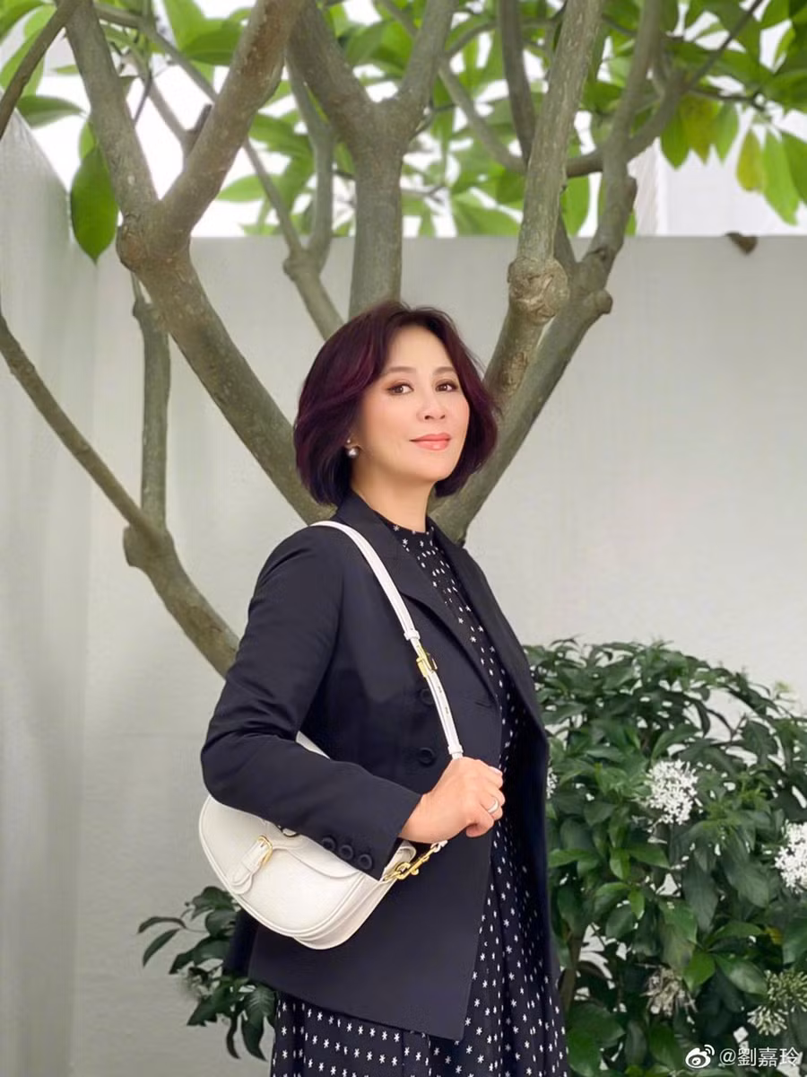 Ở tuổi U60, sao phim Vô gian đạo 2 vẫn khiến dân tình xuýt xoa trước nhan sắc mặn mà, quyến rũ, toát lên sự sang trọng, quý phái.