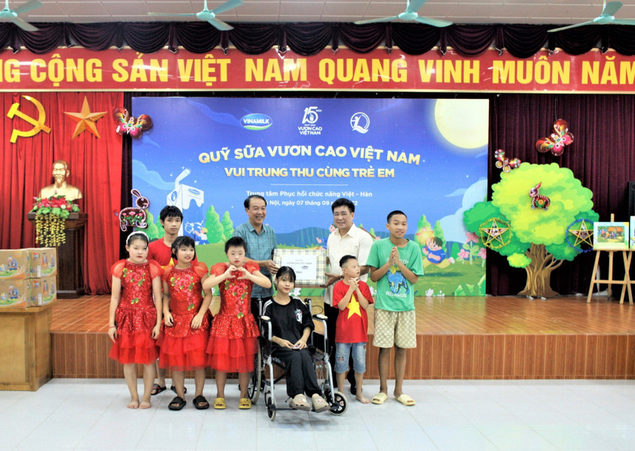 Ông Nguyễn Kim Cam – Giám đốc Trung tâm Phục hồi chức năng Việt-Hàn nhận món quà trung thu từ Đại diện Quỹ bảo trợ trẻ em Việt Nam. Ông Nguyễn Kim Cam – Giám đốc Trung tâm Phục hồi chức năng Việt-Hàn nhận món quà trung thu từ Đại diện Quỹ bảo trợ trẻ em Việt Nam.
