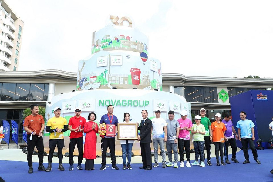 Đại diện NovaGroup vinh dự nhận Chứng nhận kỷ lục "Biểu tượng hội thao gắn BIB lớn nhất Việt Nam do tập thể cán bộ - nhân viên đơn vị thực hiện". Đại diện NovaGroup vinh dự nhận Chứng nhận kỷ lục "Biểu tượng hội thao gắn BIB lớn nhất Việt Nam do tập thể cán bộ - nhân viên đơn vị thực hiện".