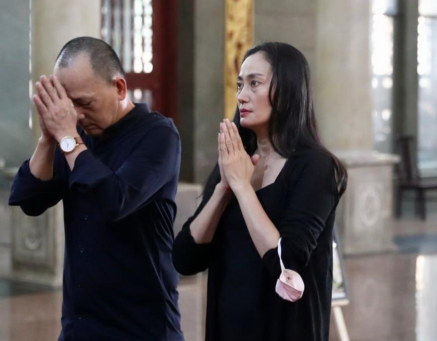 Nghệ sĩ Hạnh Thúy thành kính trước linh cữu của cố diễn viên Thẩm Thúy Hằng.