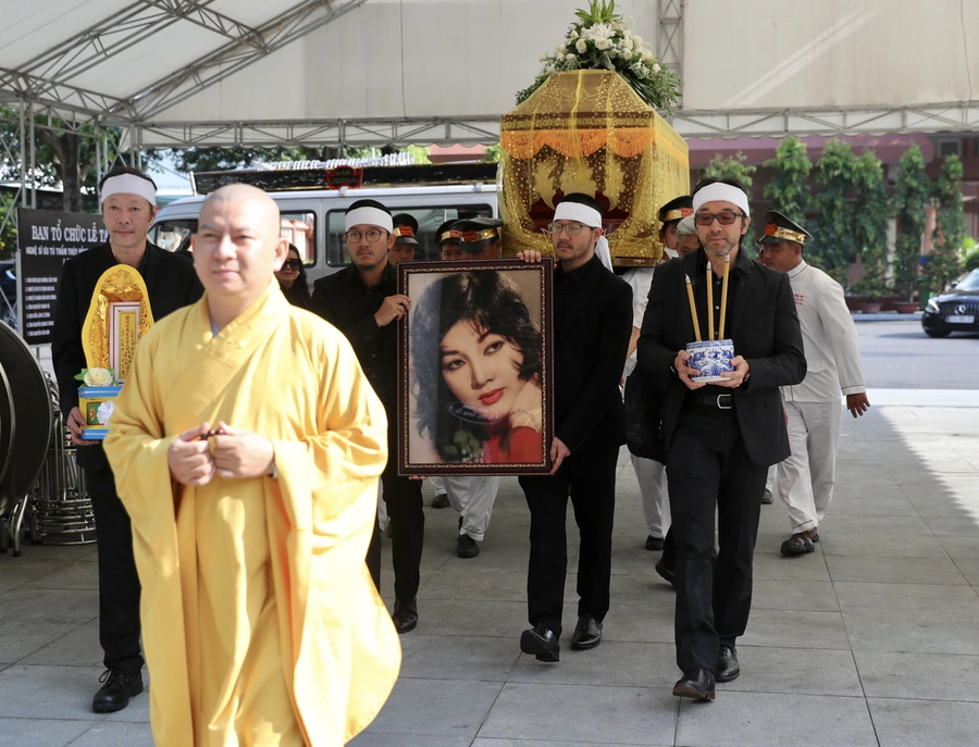 4 người con trai của nghệ sĩ Thẩm Thúy Hằng từ nước ngoài trở về Việt Nam để lo liệu đám tang cho mẹ.