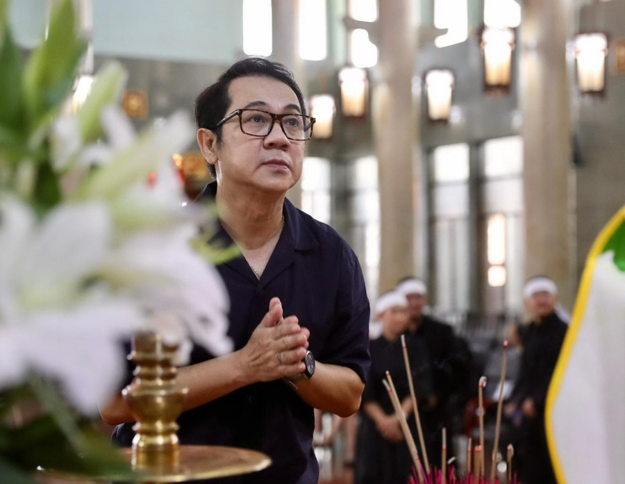 Nghệ sĩ Thành Lộc đến viếng cố minh tinh Thẩm Thúy Hằng.