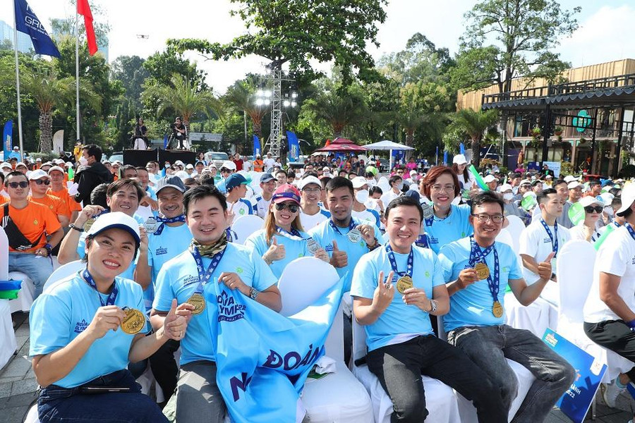 Các vận động viên hào hứng “khoe” thành tích sau 2 tháng tranh tài. Các vận động viên hào hứng “khoe” thành tích sau 2 tháng tranh tài.