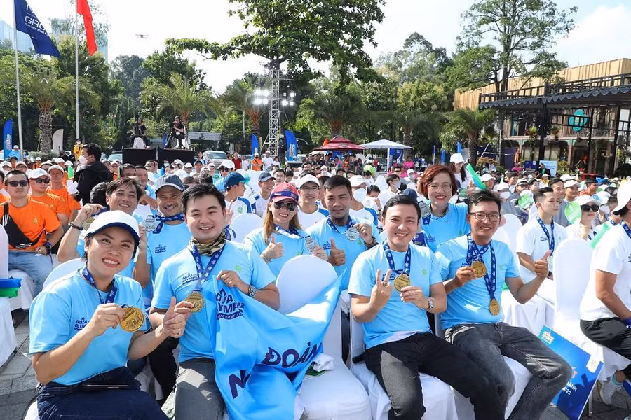 Các vận động viên hào hứng “khoe” thành tích sau 2 tháng tranh tài.