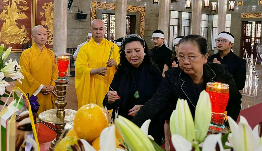 NSND Kim Cương cùng đạo diễn, biên kịch Dương Cẩm Thúy - Chủ tịch Hội Điện ảnh TPHCM - thắp hương tiễn biệt Thẩm Thúy Hằng