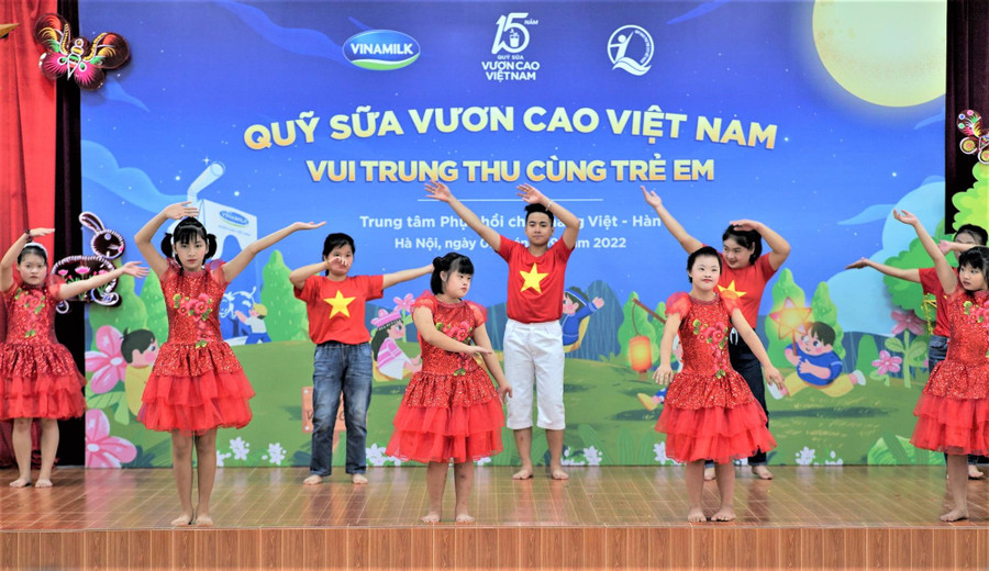 Với sự hướng dẫn tận tình của cô giáo, những em tại Trung tâm phục hồi chức năng Việt-Hàn đã mang màn trình diễn văn nghệ rất tự tin. Với sự hướng dẫn tận tình của cô giáo, những em tại Trung tâm phục hồi chức năng Việt-Hàn đã mang màn trình diễn văn nghệ rất tự tin.