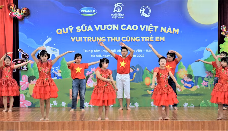 Với sự hướng dẫn tận tình của cô giáo, những em tại Trung tâm phục hồi chức năng Việt-Hàn đã mang màn trình diễn văn nghệ rất tự tin.