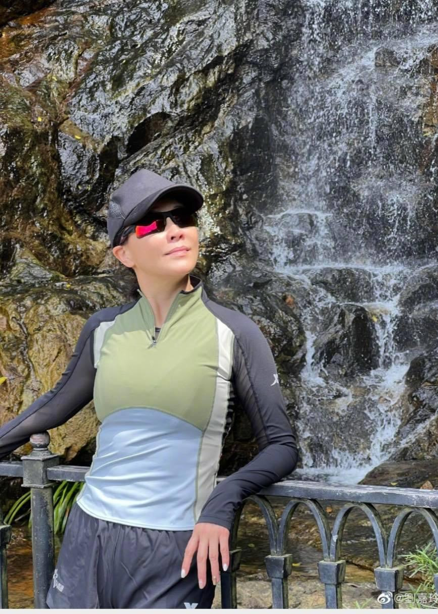 Ngoài sắc vóc thon thả, không chút mỡ thừa, Lưu Gia Linh vẫn tự tin khoe làn da bóng bẩy đến khó tin khiến các cô gái tuổi đôi mươi phải ghen tỵ. Ngoài sắc vóc thon thả, không chút mỡ thừa, Lưu Gia Linh vẫn tự tin khoe làn da bóng bẩy đến khó tin khiến các cô gái tuổi đôi mươi phải ghen tỵ.