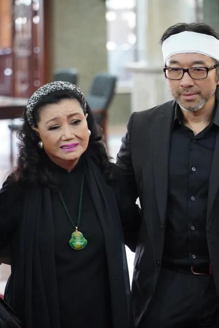 Bà khóc nức nở trước linh cữu nghệ sĩ Thẩm Thúy Hằng.