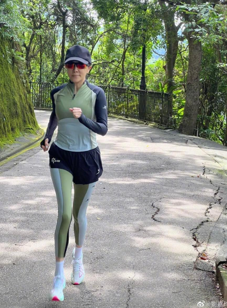 Lưu Gia Linh khoe chân thon, thẳng tắp khi diện đồ thể thao. Lưu Gia Linh khoe chân thon, thẳng tắp khi diện đồ thể thao.