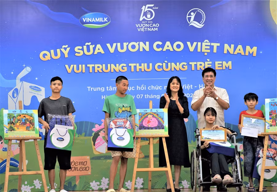 Với chủ đề “Em vẽ ước mơ vươn cao”, nhiều bức vẽ mang bố cục đẹp mắt, ý tưởng đặc sắc và thông điệp ý nghĩa đã gây ấn tượng mạnh với Ban tổ chức.