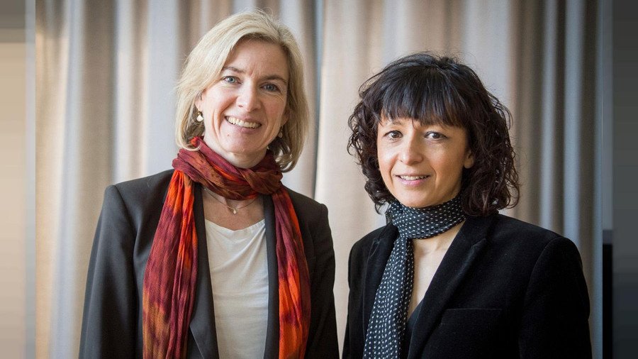  Nhà hóa sinh người Mỹ Jennifer A. Doudna (trái) và nhà vi sinh vật người Pháp Charpentier. Ảnh: CNN.