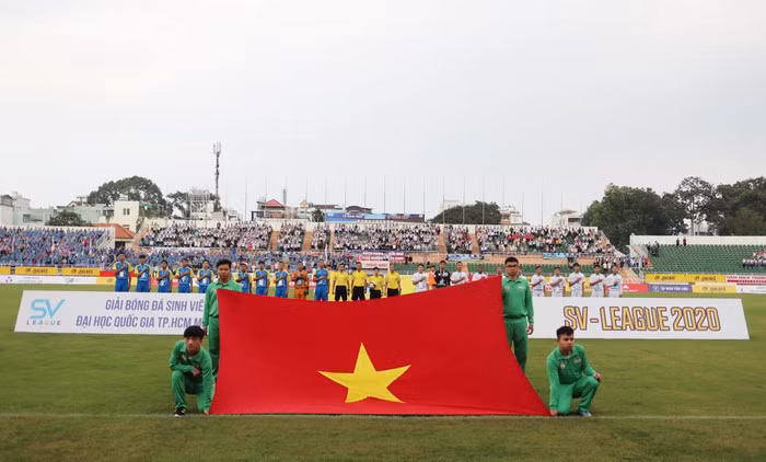 Nghi thức chào cờ trước trận đấu.