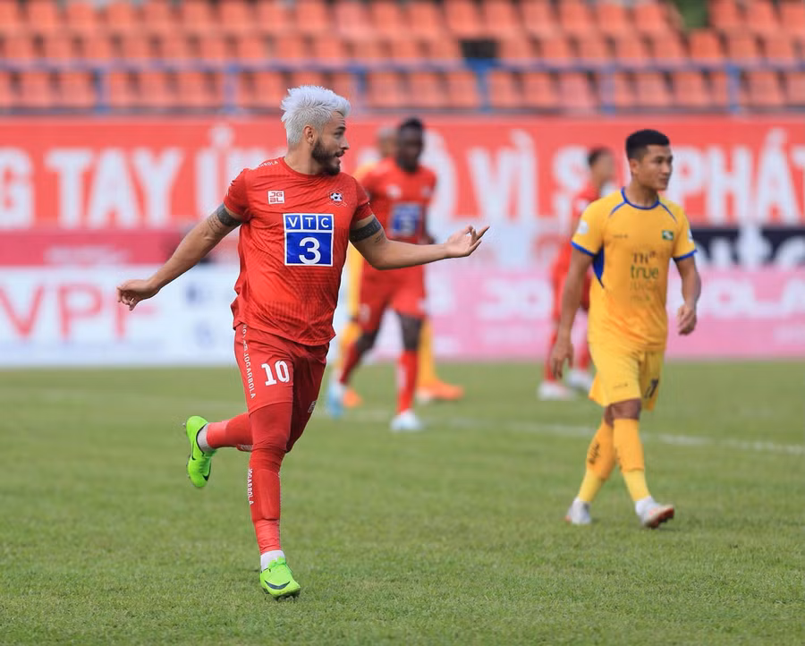 Trận Hải Phòng (áo sẫm) thắng SLNA 3-1 vòng 13 giai đoạn 1 V-League 2020.
