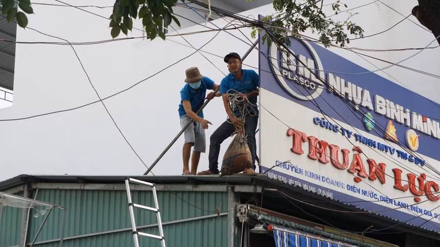 Người dân Đà Nẵng khẩn trương chèn chống nhà cửa trước khi bão số 9 đổ bộ.