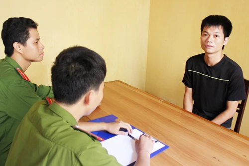 Đối tượng Nguyễn Lê Tuấn tại cơ quan công an. Ảnh do Công an Thanh Hóa cung cấp.