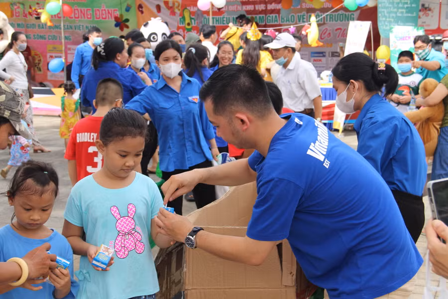 Các phần quà từ Vinamilk dành tặng cho trẻ em nhân ngày hội môi trường tại Tp.Cần Thơ