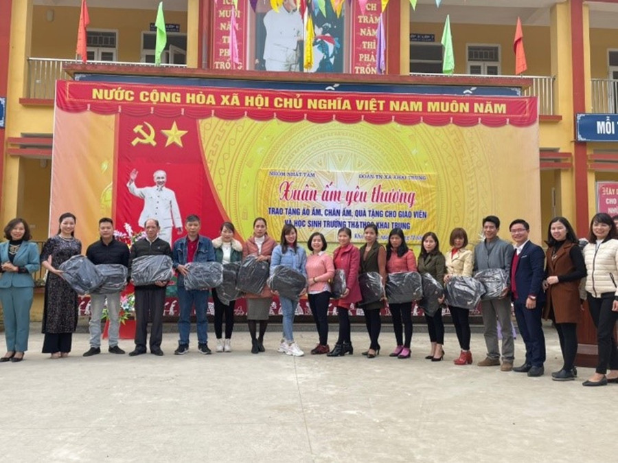 Cô Thúy Hạnh tham gia cùng nhóm thiện nguyện trao quà và áo ấm vùng cao dịp Tết.