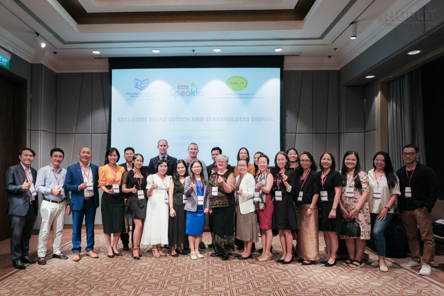 Đại diện Tổng Lãnh Sự Quán và Speakia New Zealand chụp hình lưu niệm cùng các EdTech của Việt Nam Đại diện Tổng Lãnh Sự Quán và Speakia New Zealand chụp hình lưu niệm cùng các EdTech của Việt Nam