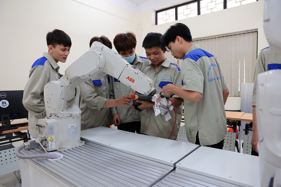 Sinh viên theo học tại trường Sư phạm Kỹ thuật Hưng Yên được các đơn vị tuyển dụng đánh giá cao Sinh viên theo học tại trường Sư phạm Kỹ thuật Hưng Yên được các đơn vị tuyển dụng đánh giá cao