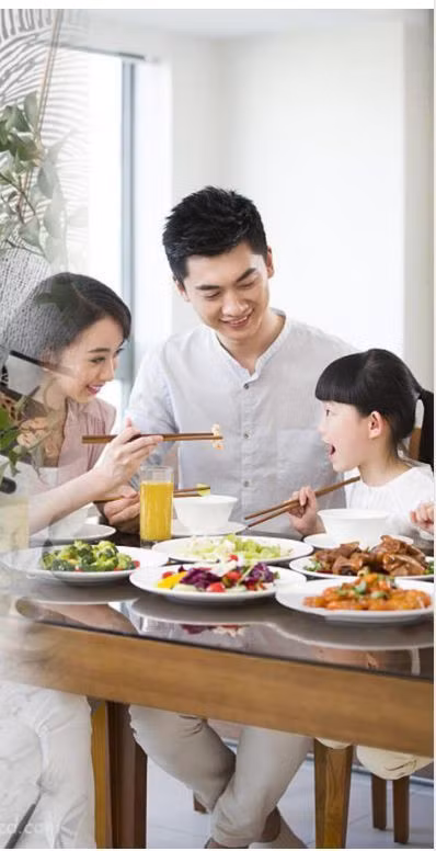 Bữa cơm gia đình đủ chất với rau trộn xà lách từ nông trường công nghệ cao WinEco Bữa cơm gia đình đủ chất với rau trộn xà lách từ nông trường công nghệ cao WinEco