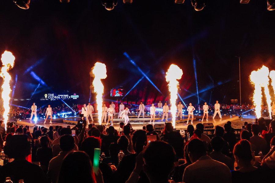 Hơn 50.000 người dân TPHCM 'đổi gió' đón năm mới tại trung tâm mới ảnh 5