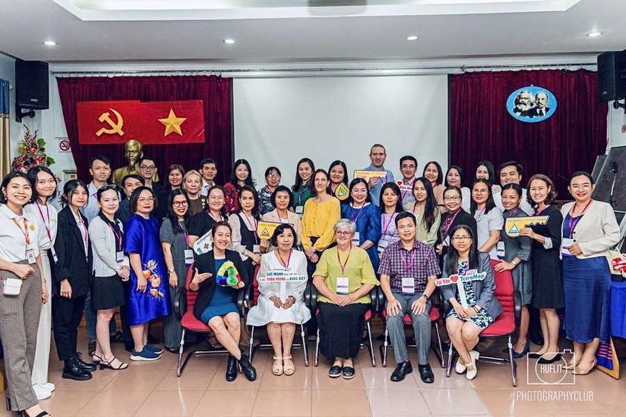 Đại diện của TetraMap®, Công ty Speakia,, Đại diện các khoa của các trường ĐH, cùng các Hiệu Trưởng/ Ban giám hiệu các trường mầm non, tiểu học tư thục và công lập chụp hình lưu niệm Đại diện của TetraMap®, Công ty Speakia,, Đại diện các khoa của các trường ĐH, cùng các Hiệu Trưởng/ Ban giám hiệu các trường mầm non, tiểu học tư thục và công lập chụp hình lưu niệm