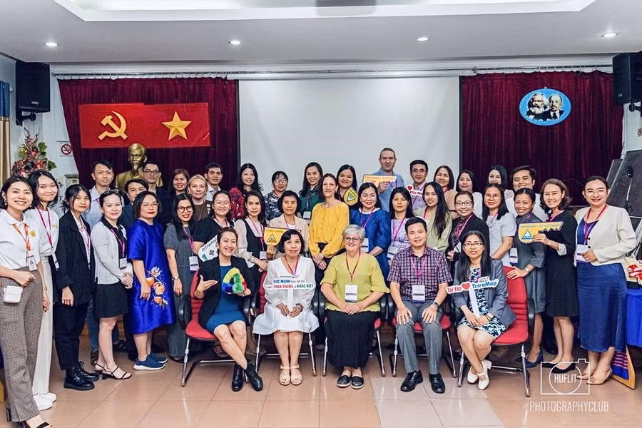 Đại diện của TetraMap®, Công ty Speakia,, Đại diện các khoa của các trường ĐH, cùng các Hiệu Trưởng/ Ban giám hiệu các trường mầm non, tiểu học tư thục và công lập chụp hình lưu niệm