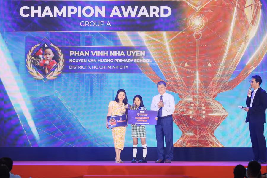 Vinh danh và trao thưởng cho thí sinh Quán quân cá nhân bảng A khu vực miền Nam