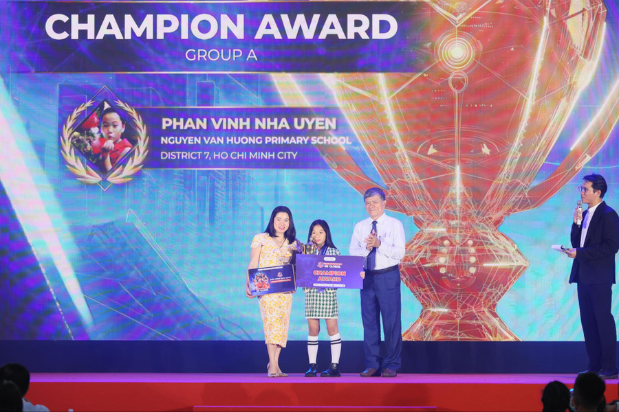 Vinh danh và trao thưởng cho thí sinh Quán quân cá nhân bảng A khu vực miền Nam Vinh danh và trao thưởng cho thí sinh Quán quân cá nhân bảng A khu vực miền Nam