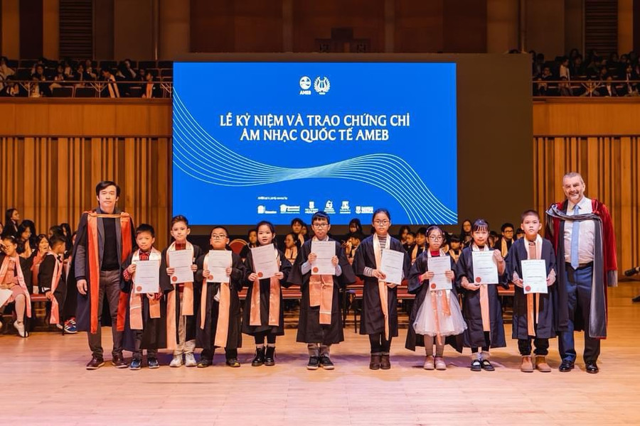 Vladimir Hoàng đứng thứ 3 từ trái sang trong lễ Kỷ niệm và trao chứng chỉ âm nhạc quốc tế AMEB. Vladimir Hoàng đứng thứ 3 từ trái sang trong lễ Kỷ niệm và trao chứng chỉ âm nhạc quốc tế AMEB.