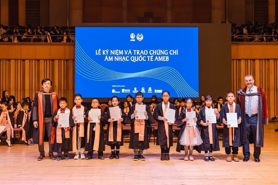 Vladimir Hoàng đứng thứ 3 từ trái sang trong lễ Kỷ niệm và trao chứng chỉ âm nhạc quốc tế AMEB.