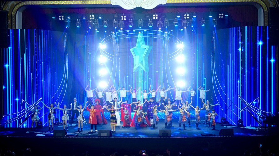 Tiết mục “chào sân&quot; đặc sắc của top 13 cùng nhóm nhảy Soleil - Quán quân cuộc thi FPT Edu’s Got Talent