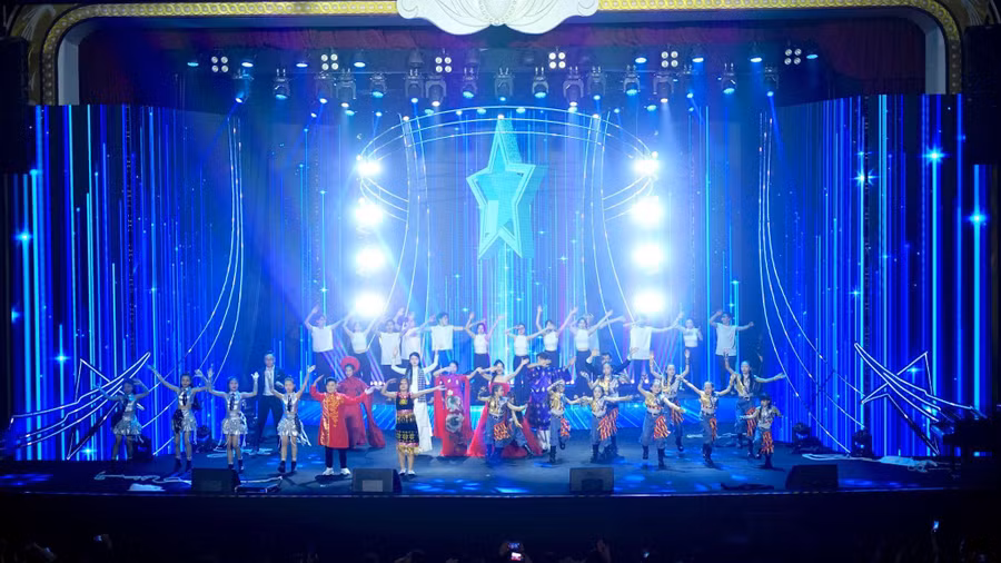 Tiết mục “chào sân" đặc sắc của top 13 cùng nhóm nhảy Soleil - Quán quân cuộc thi FPT Edu’s Got Talent