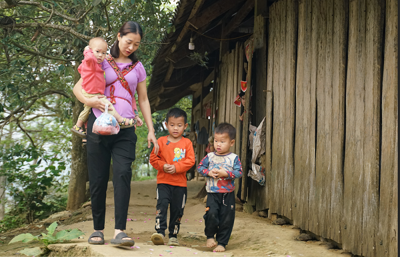 Cô giáo Hiệp đến đón các con đi học Cô giáo Hiệp đến đón các con đi học