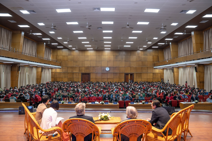 Gần 1.000 giảng viên, nhà nghiên cứu và sinh viên của Đại học Bách khoa Hà Nội dự buổi giao lưu cùng GS. Martin Green (Đại học New South Wales, Australia) và GS. Stanley Whittingham (Đại học Binghamton, Đại học Bang New York, Hoa Kỳ) trong khuôn khổ Tuần lễ Khoa học &amp; Công nghệ VinFuture 2023 vào tháng 12/2023.