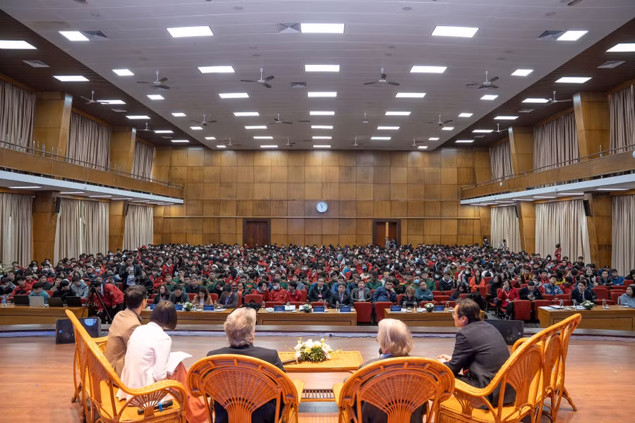 Gần 1.000 giảng viên, nhà nghiên cứu và sinh viên của Đại học Bách khoa Hà Nội dự buổi giao lưu cùng GS. Martin Green (Đại học New South Wales, Australia) và GS. Stanley Whittingham (Đại học Binghamton, Đại học Bang New York, Hoa Kỳ) trong khuôn khổ Tuần lễ Khoa học &amp; Công nghệ VinFuture 2023 vào tháng 12/2023.